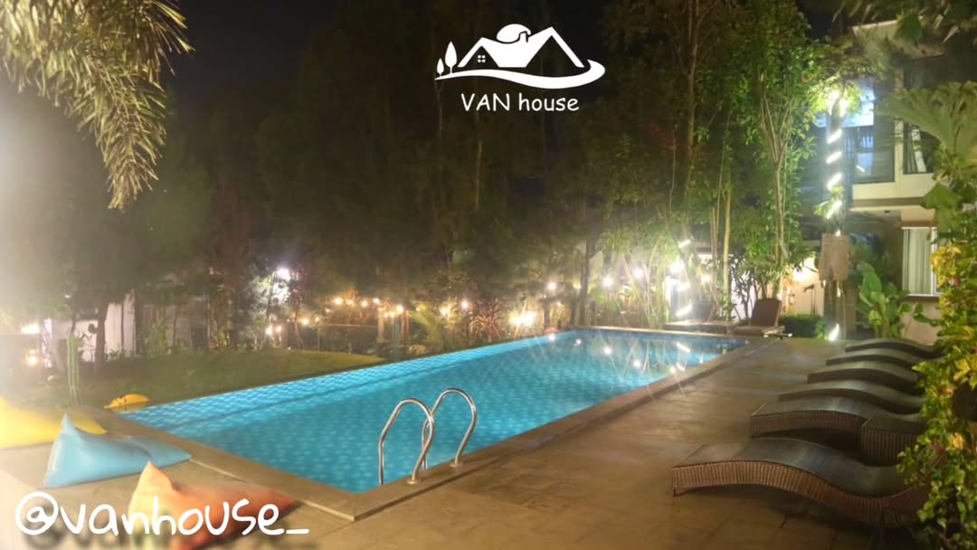 Kolam Santai di Malam Hari
